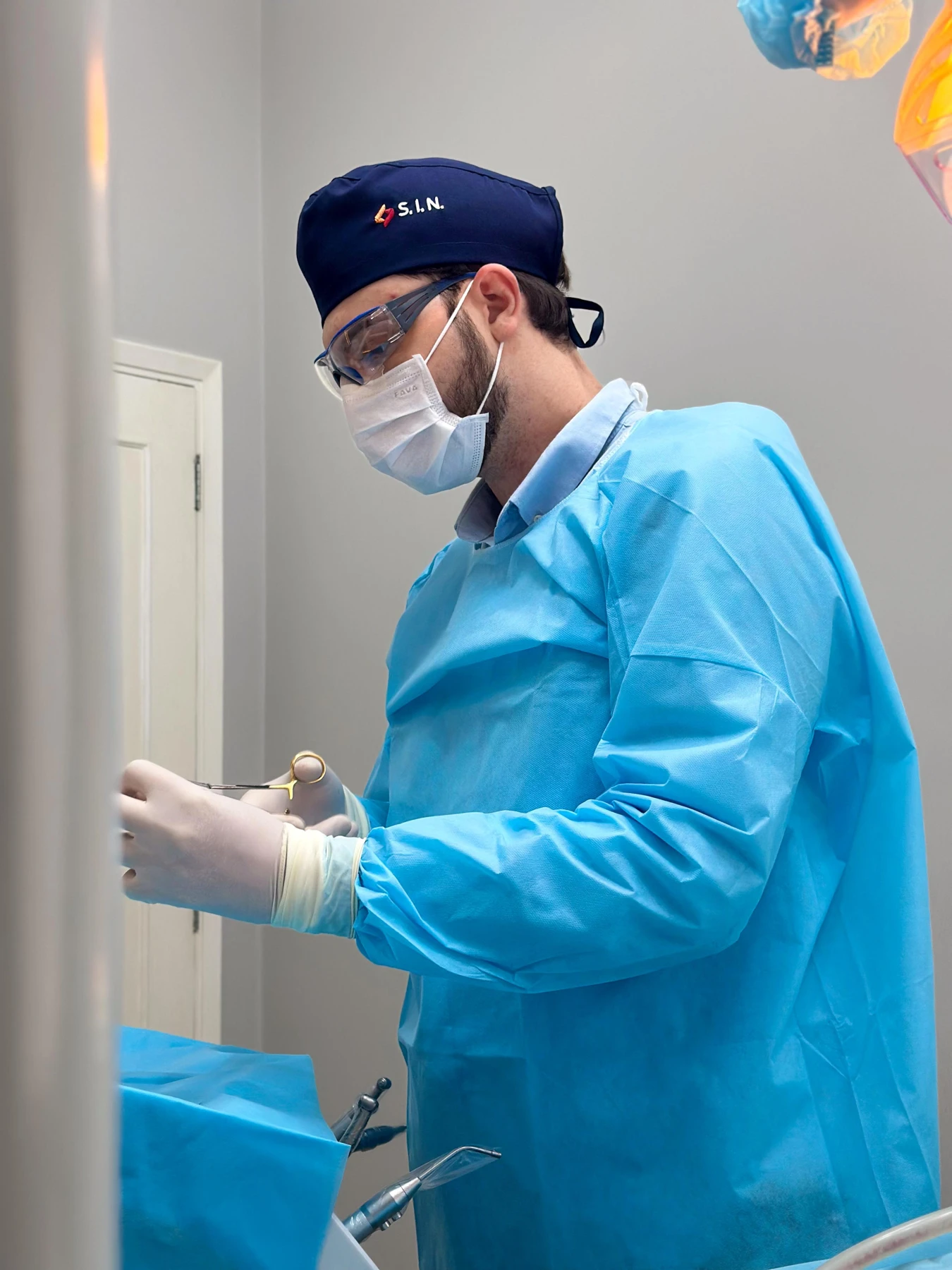 Dr. Thiago Vinha preparando os instrumentos para o atendimento