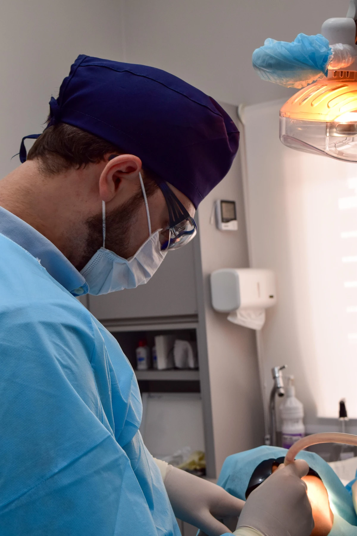 Dr. Thiago Vinha realizando um procedimento odontológico