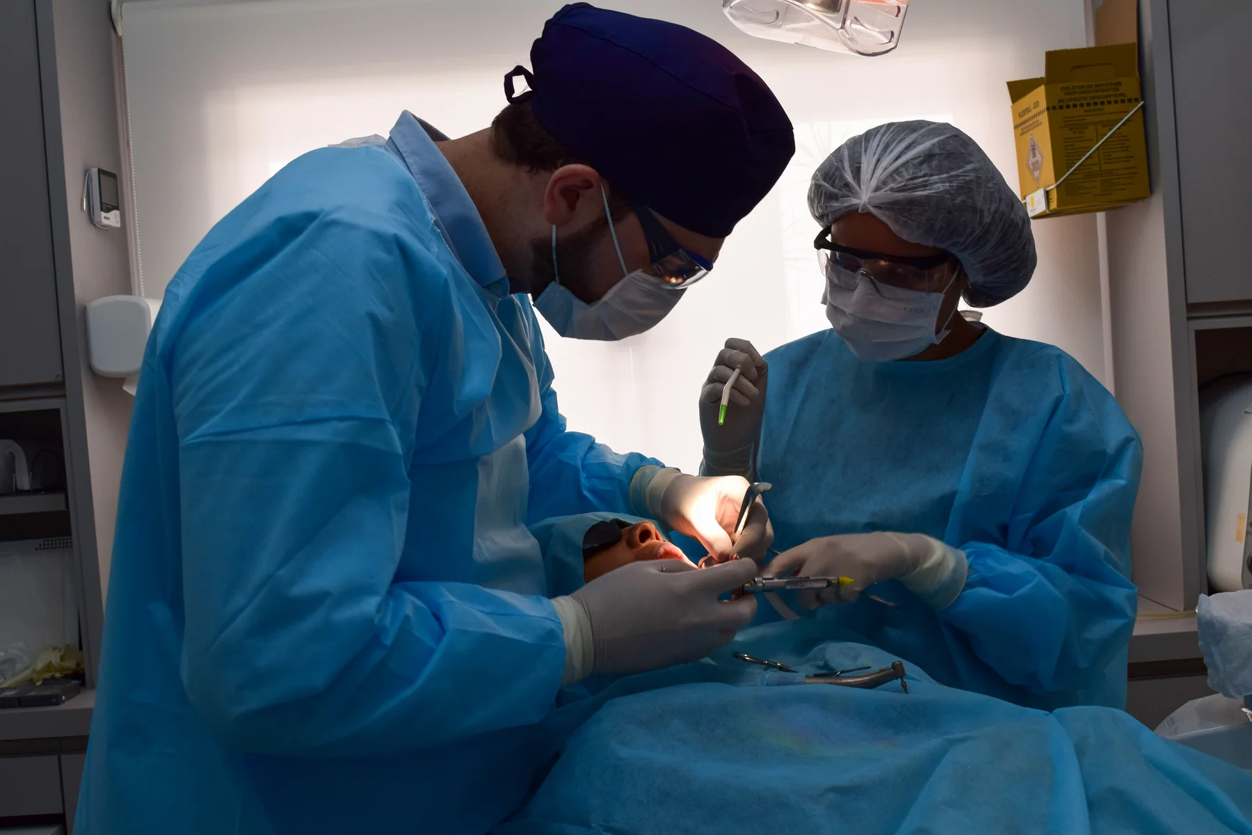 Dr. Thiago Vinha realizando atendimento odontológico em São José do Rio Preto