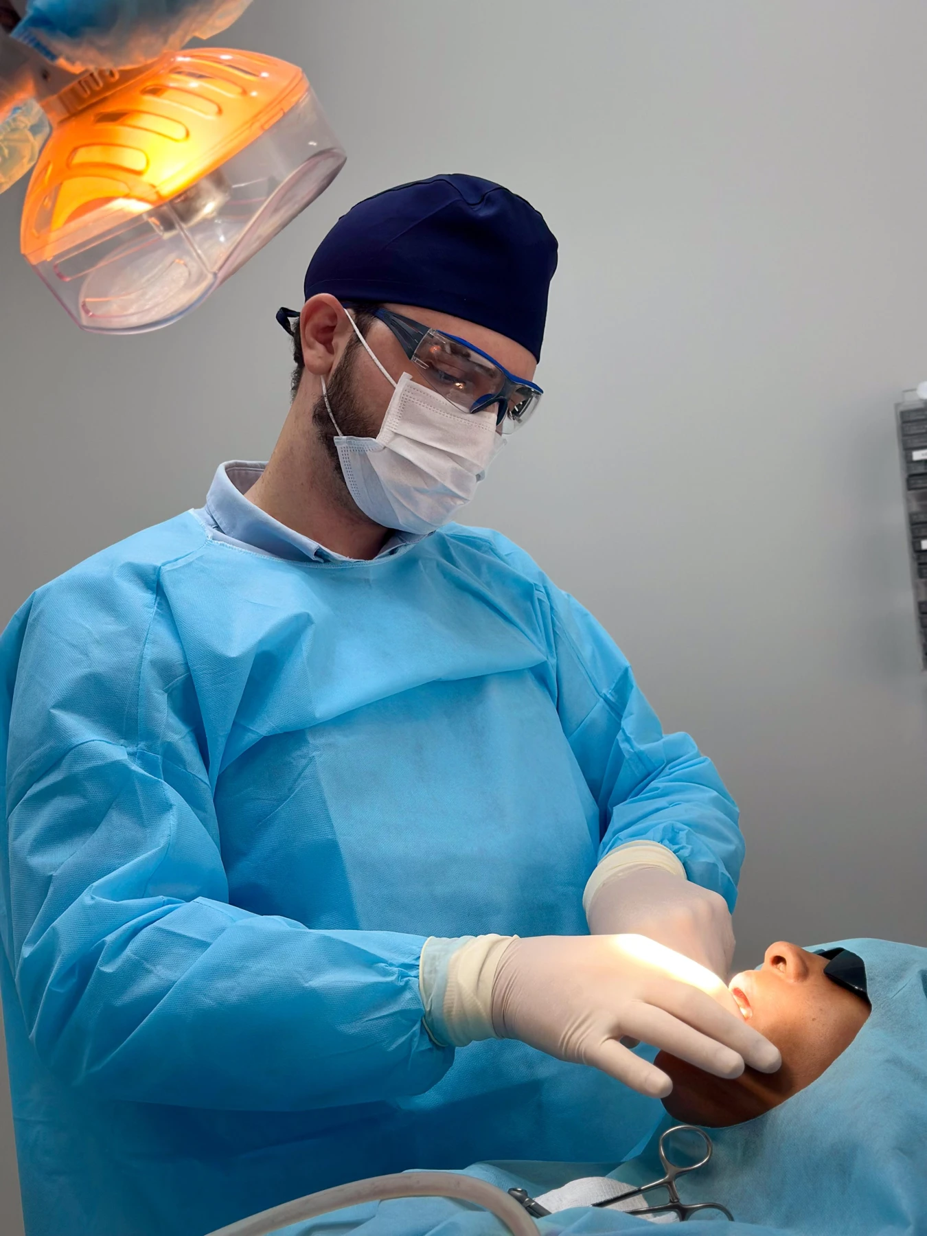 Dr. Thiago Vinha durante atendimento de implantes dentários no Instituto Vinha