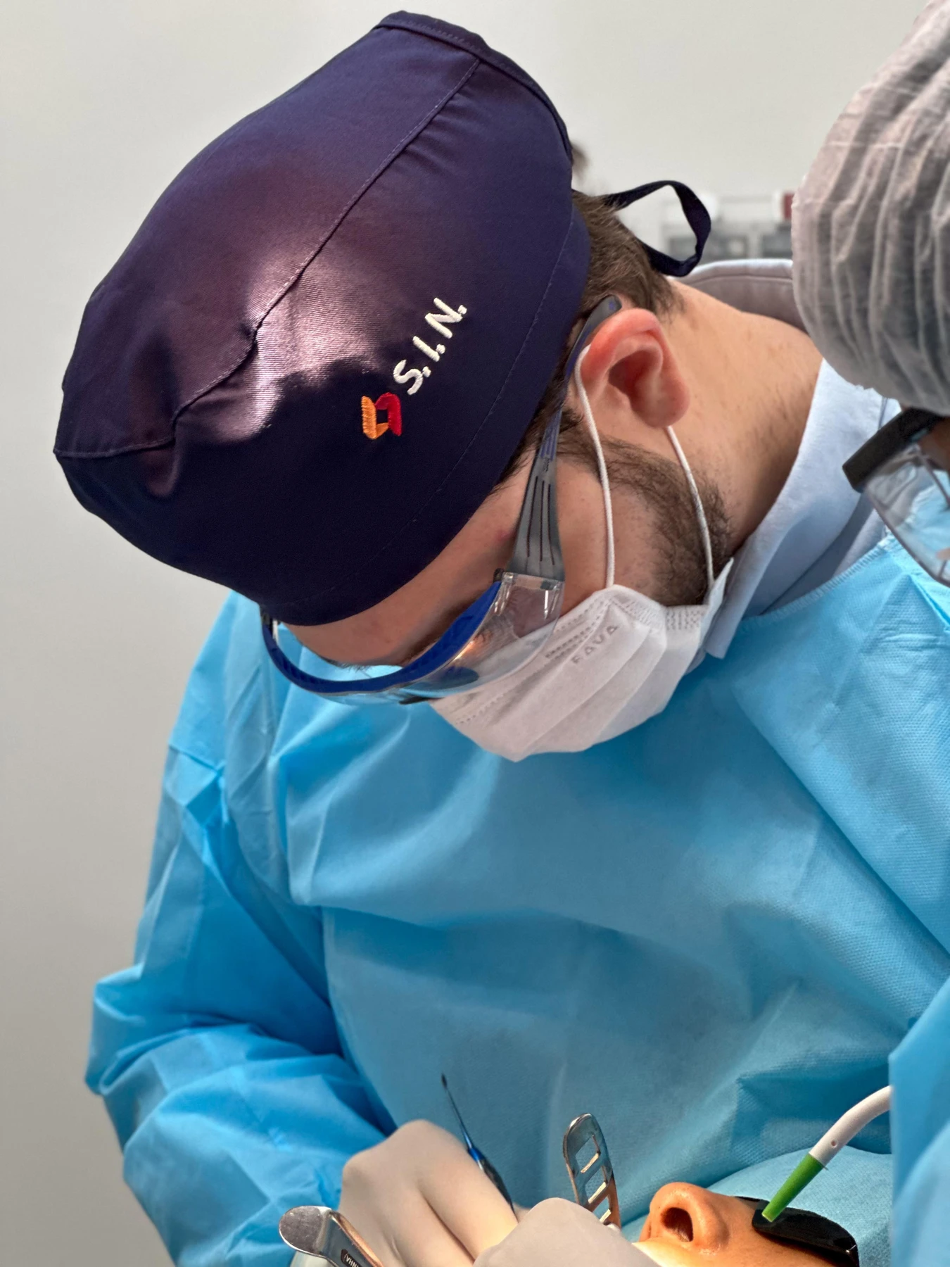 Dr. Thiago Vinha atento durante um procedimento clínico